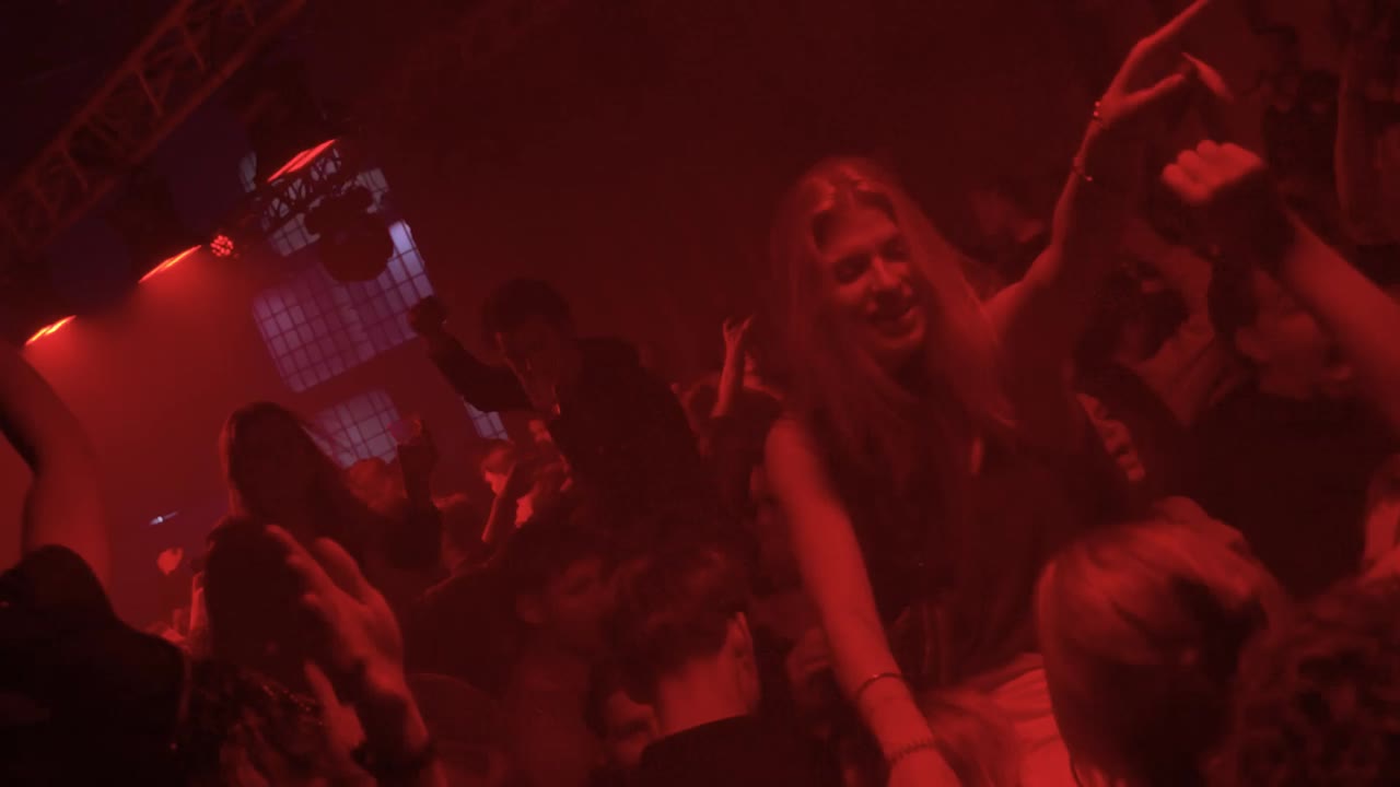 Bezoekers midden in het rode licht van Fooienpotfeest 2025