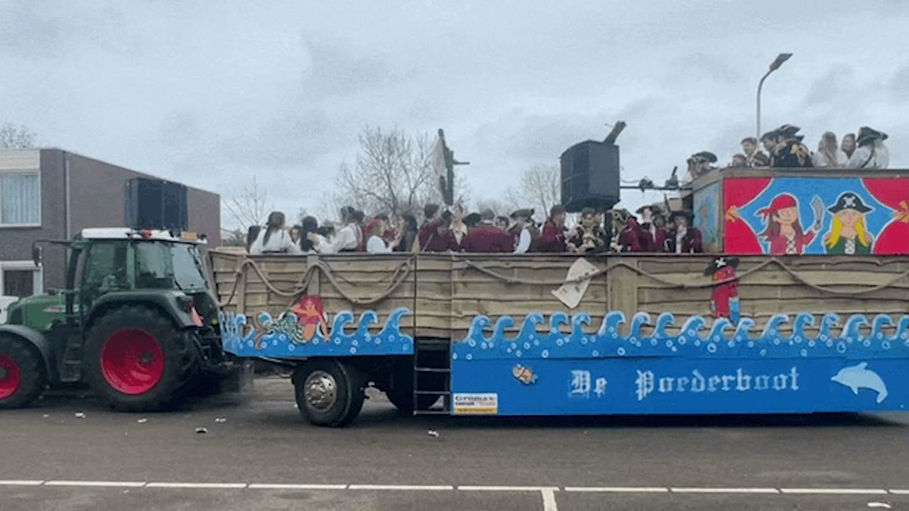 De piratenboot van De Benarde Situatie in de straten van Montfoort