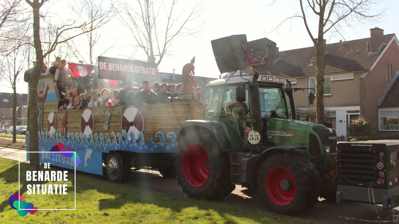 De Vikingkar en het publiek tijdens de optocht in Montfoort