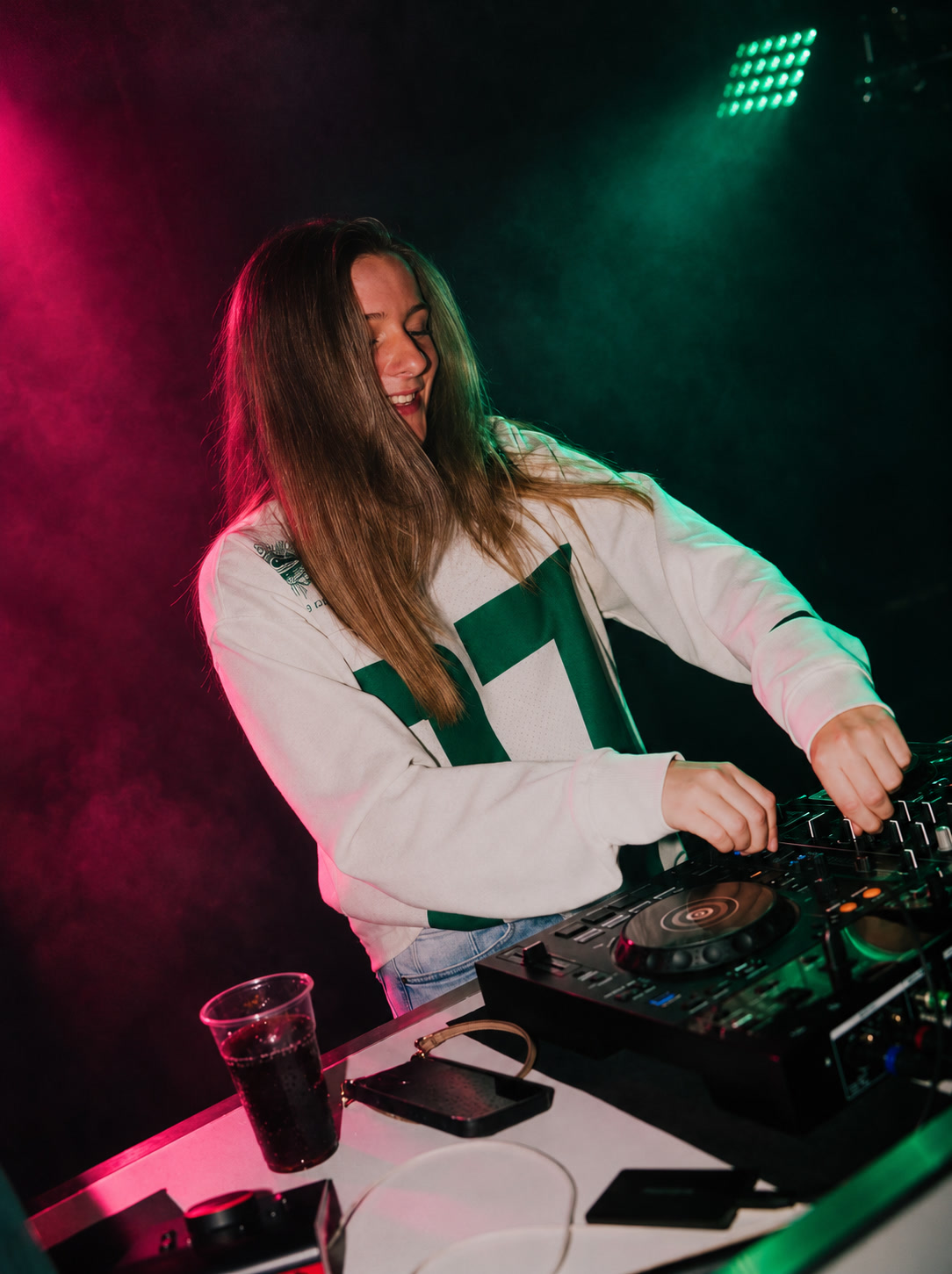 DJ Noëlle tijdens een optreden
